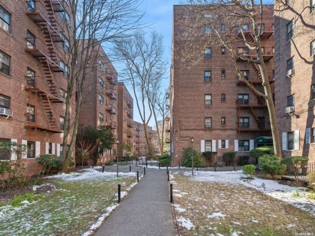  1 BR,  1.00 BTH &nbsp;Mid-rise style home in Kew Gardens