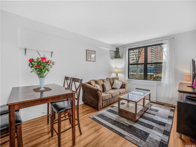  1 BR,  1.00 BTH &nbsp;Mid-rise style home in Woodside