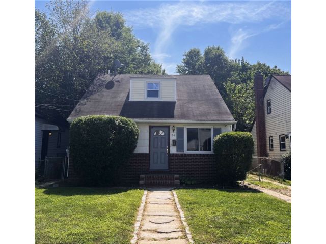  4 BR,  2.00 BTH &nbsp;Cape cod style home in Hempstead