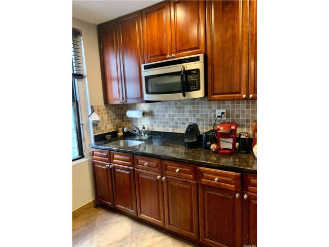  2 BR,  1.00 BTH &nbsp;Mid-rise style home in Astoria