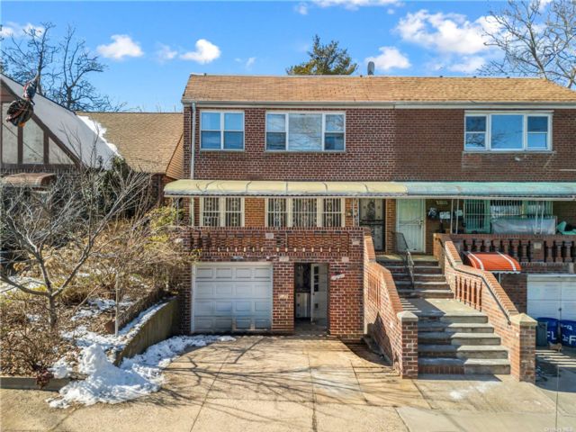  6 BR,  3.00 BTH &nbsp;Two story style home in Flushing