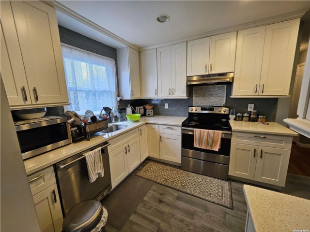  5 BR,  3.00 BTH &nbsp;Exp cape style home in Floral Park