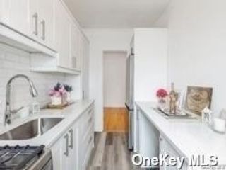  1 BR,  1.00 BTH &nbsp;Mid-rise style home in Forest Hills