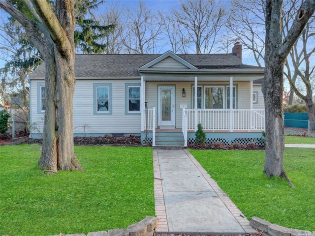  3 BR,  1.00 BTH &nbsp;Ranch style home in Lake Ronkonkoma