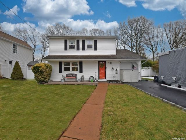  3 BR,  2.00 BTH &nbsp;Colonial style home in Ridge
