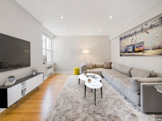  1 BR,  1.00 BTH &nbsp;Mid-rise style home in Woodside