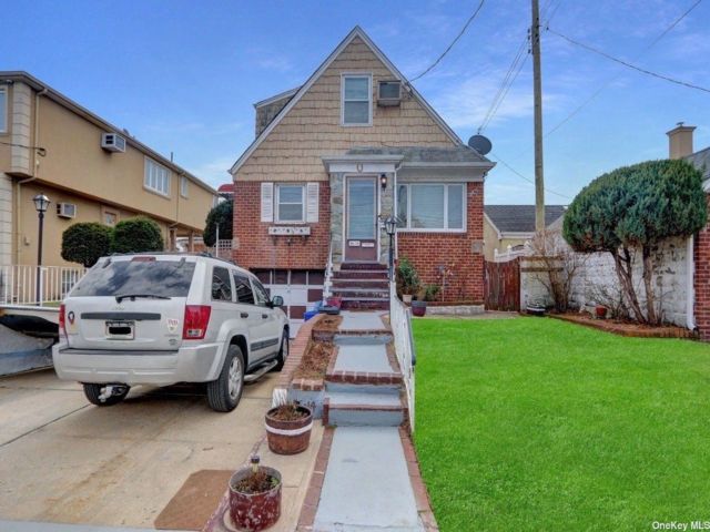  3 BR,  2.00 BTH &nbsp;Cape cod style home in Howard Beach