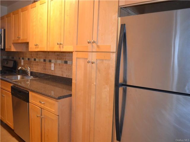  2 BR,  1.00 BTH &nbsp;Mid-rise style home in Yonkers