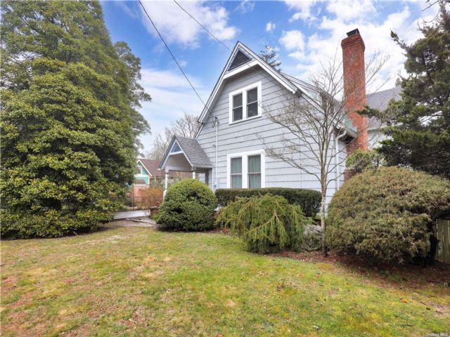  3 BR,  2.00 BTH &nbsp;Colonial style home in Islip