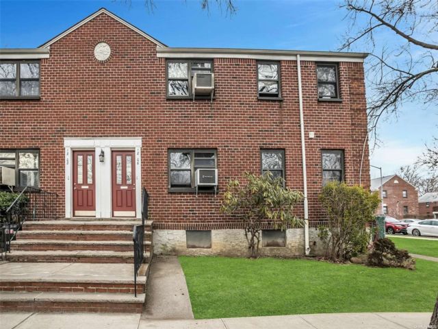  2 BR,  1.00 BTH &nbsp;Garden apartmen style home in Whitestone