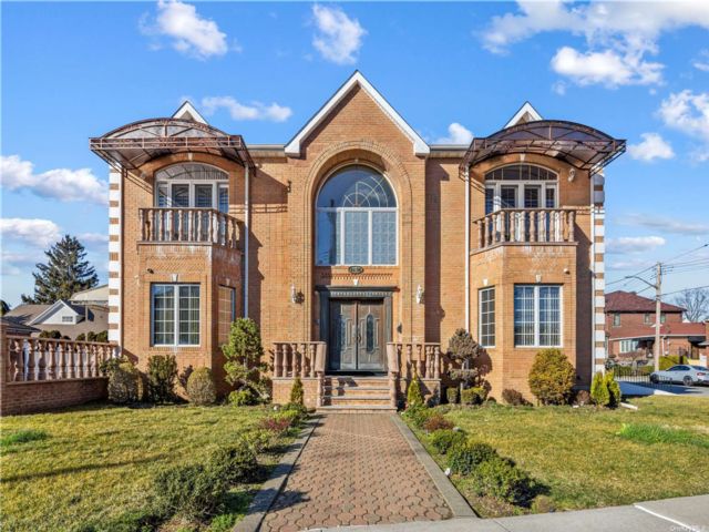  5 BR,  6.00 BTH &nbsp;Contemporary style home in Whitestone