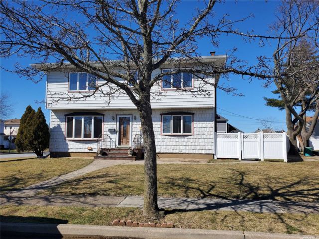  6 BR,  3.00 BTH &nbsp;Two story style home in Franklin Square