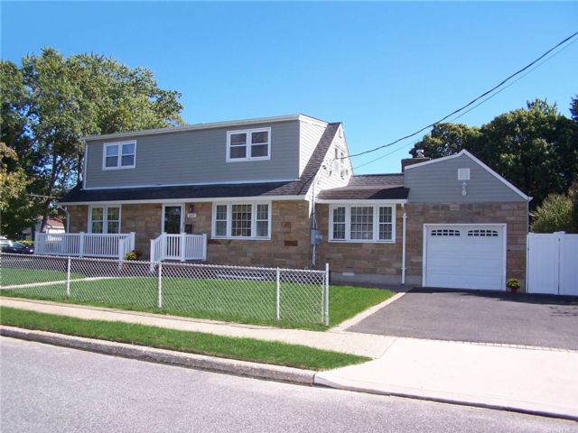  4 BR,  2.00 BTH &nbsp;Two story style home in Lindenhurst