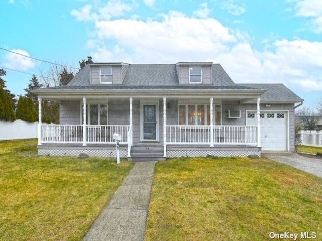  4 BR,  2.00 BTH &nbsp;Cape cod style home in Farmingdale