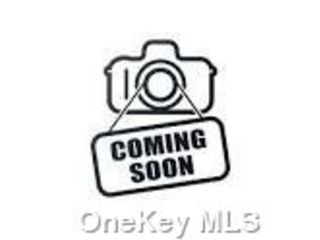 Lot <b>Size:</b> 40x125 &nbsp;Land style home in Shirley