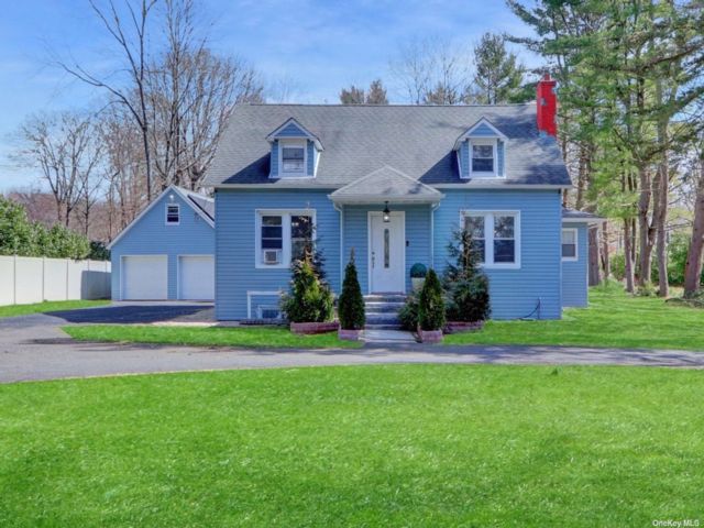  4 BR,  4.00 BTH &nbsp;Exp cape style home in Nesconset
