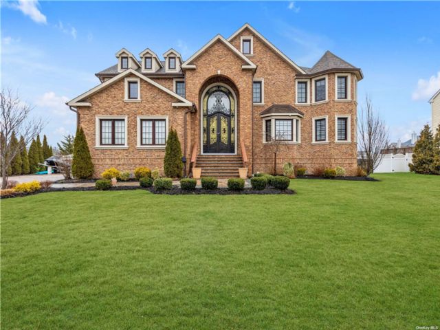  5 BR,  3.00 BTH &nbsp;Colonial style home in West Islip