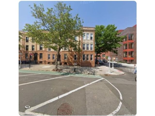 12 BR,  6.00 BTH &nbsp;Other style home in Woodside