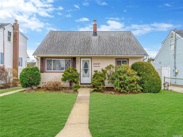  4 BR,  1.00 BTH &nbsp;Exp cape style home in Bellmore