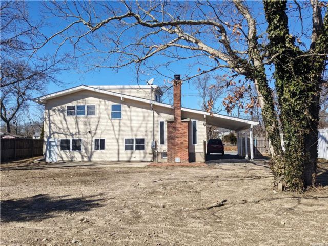  4 BR,  3.00 BTH &nbsp;Split level style home in Centereach