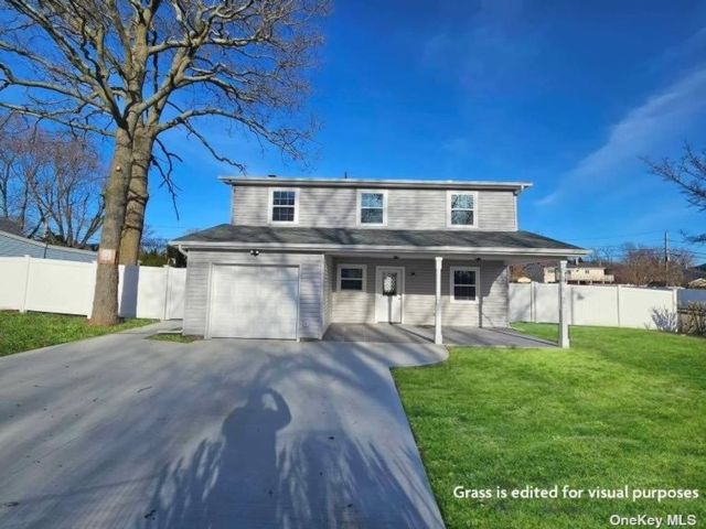  4 BR,  2.00 BTH &nbsp;Colonial style home in Farmingville