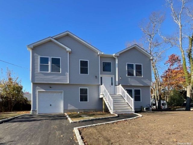  4 BR,  3.00 BTH &nbsp;Hi ranch style home in Mastic Beach