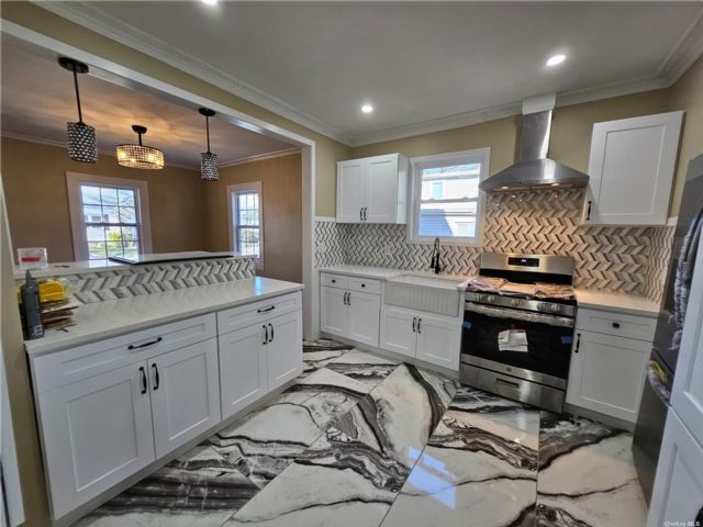  4 BR,  2.00 BTH &nbsp;Colonial style home in Roslyn Heights