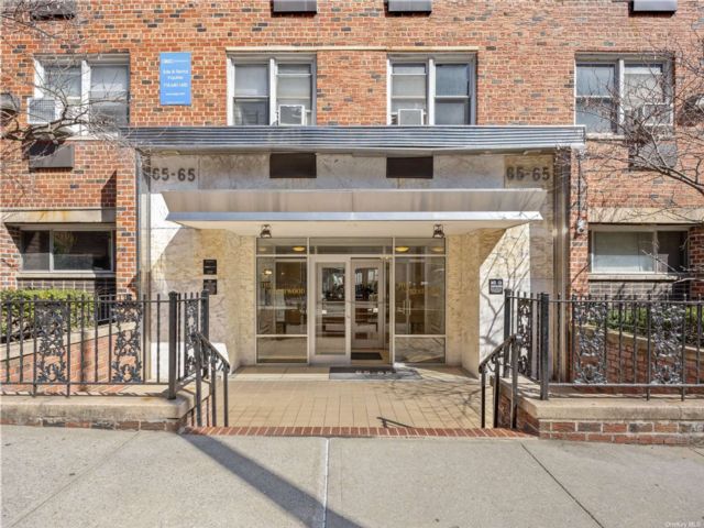  1 BR,  1.00 BTH &nbsp;Mid-rise style home in Rego Park