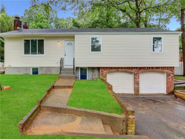  5 BR,  2.00 BTH &nbsp;Raised ranch style home in Centereach