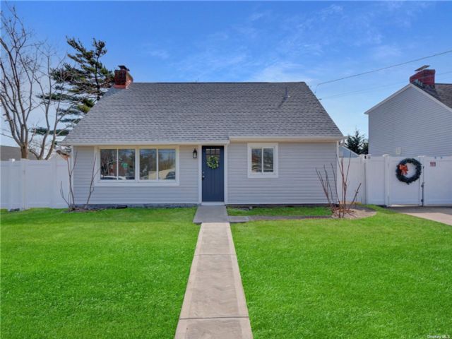  3 BR,  1.00 BTH &nbsp;Cape cod style home in Copiague