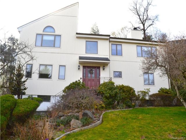  4 BR,  3.00 BTH &nbsp;Contemporary style home in Yonkers