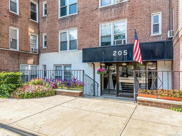  1 BR,  1.00 BTH &nbsp;Mid-rise style home in Woodlawn