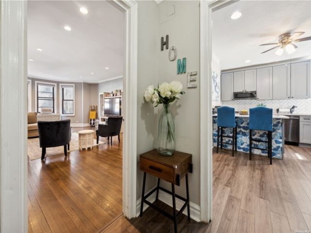  2 BR,  1.00 BTH &nbsp;Mid-rise style home in Yonkers