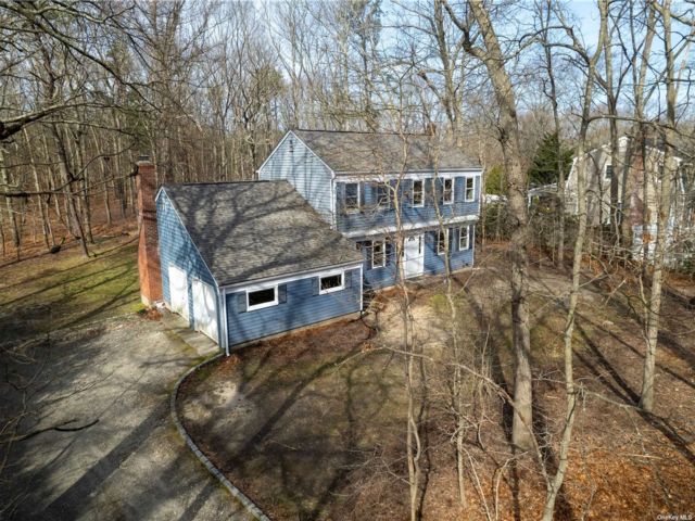  4 BR,  3.00 BTH &nbsp;Colonial style home in Wading River