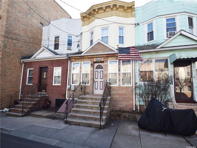  3 BR,  2.00 BTH &nbsp;Colonial style home in Woodhaven