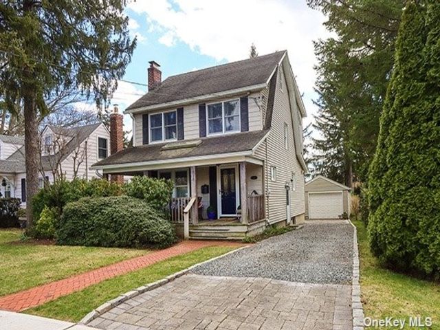  3 BR,  2.00 BTH &nbsp;Colonial style home in Roslyn Heights