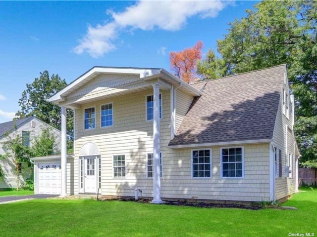  5 BR,  2.00 BTH &nbsp;Colonial style home in Hicksville