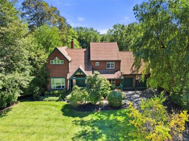  4 BR,  4.00 BTH &nbsp;Colonial style home in Cortlandt