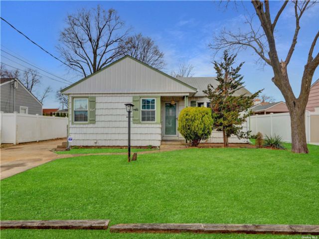  3 BR,  2.00 BTH &nbsp;Exp ranch style home in Seaford