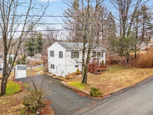  2 BR,  3.00 BTH &nbsp;Ranch style home in Copake