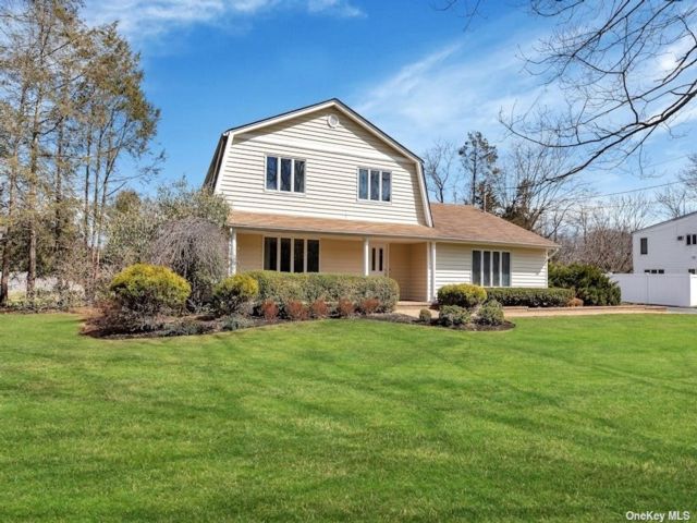  4 BR,  3.00 BTH &nbsp;Colonial style home in Greenlawn