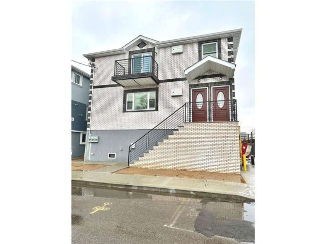  6 BR,  4.00 BTH &nbsp;Two story style home in Howard Beach