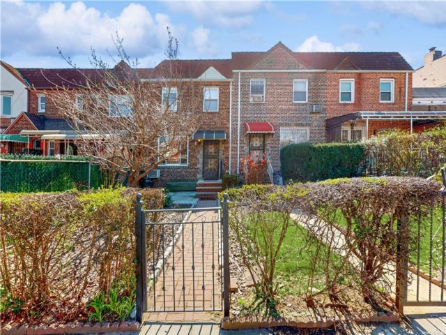  3 BR,  2.00 BTH &nbsp;Townhouse style home in Forest Hills