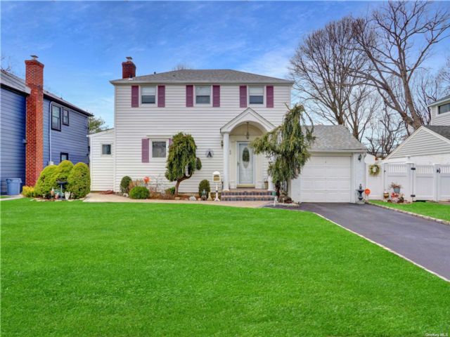  3 BR,  2.00 BTH &nbsp;Colonial style home in Merrick