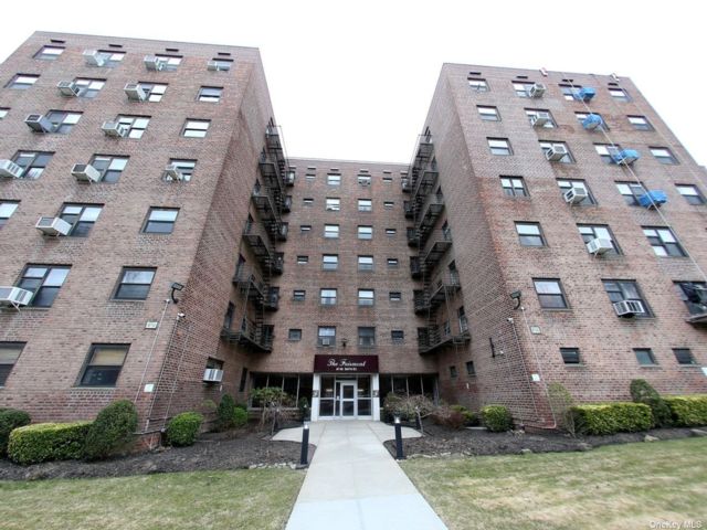  2 BR,  1.00 BTH &nbsp;Mid-rise style home in Hollis