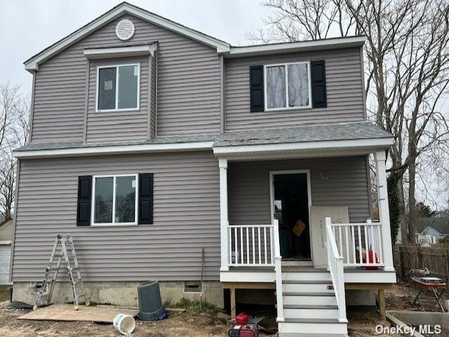  3 BR,  2.00 BTH &nbsp;Colonial style home in Mastic Beach