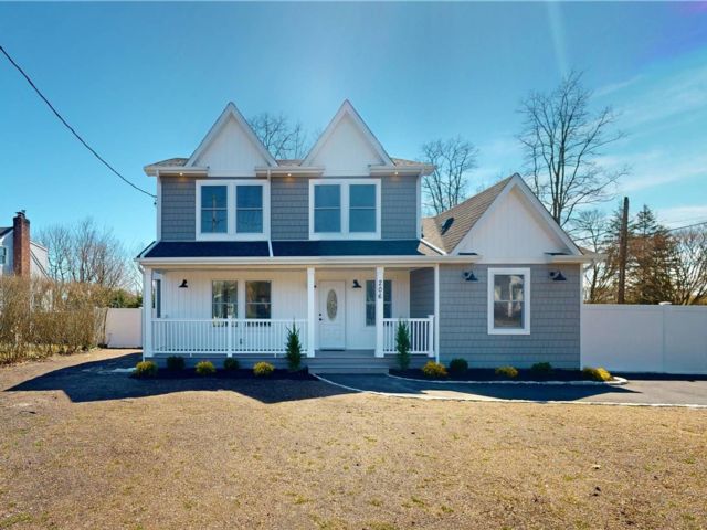  4 BR,  3.00 BTH &nbsp;Colonial style home in Blue Point