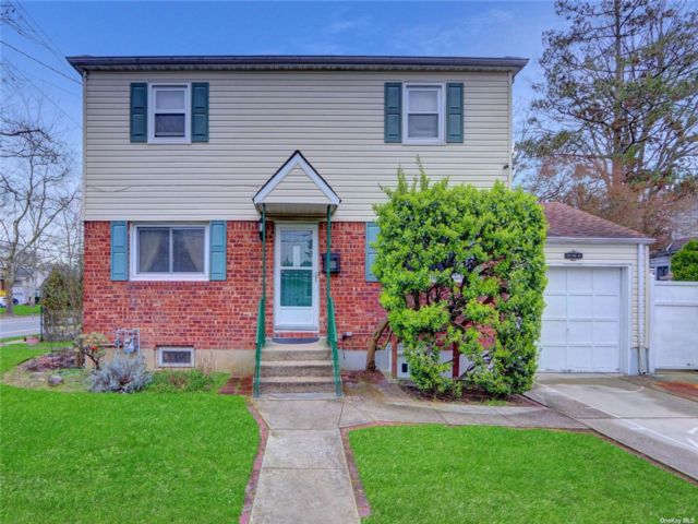 3 BR,  2.00 BTH &nbsp;Colonial style home in Malverne