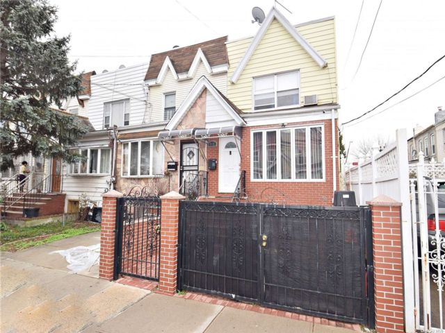  3 BR,  2.00 BTH &nbsp;Colonial style home in Woodhaven