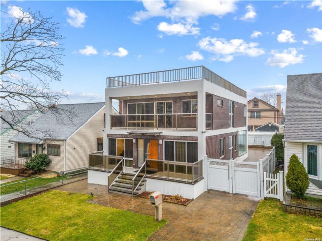  4 BR,  4.00 BTH &nbsp;Contemporary style home in Whitestone